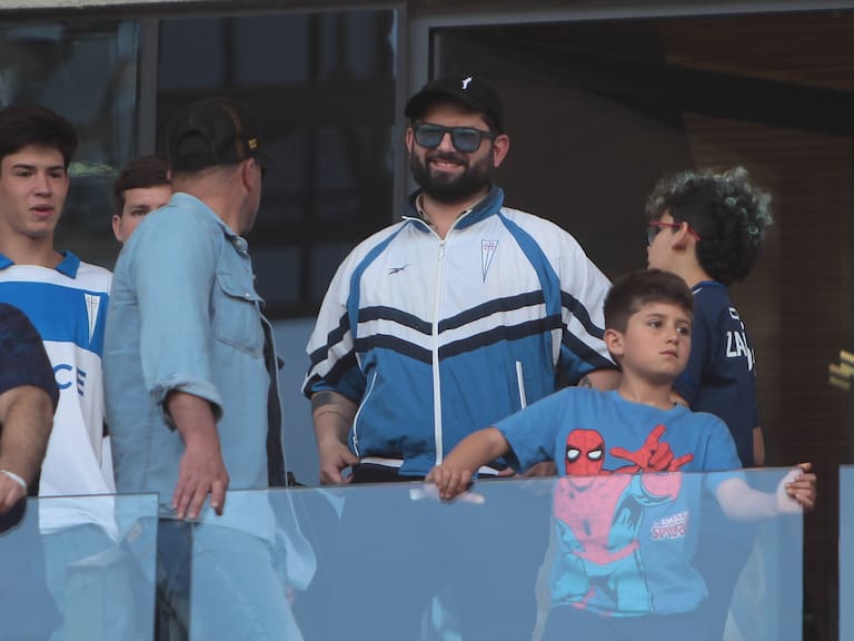 Gabriel Boric en las tribunas del Claro Arena