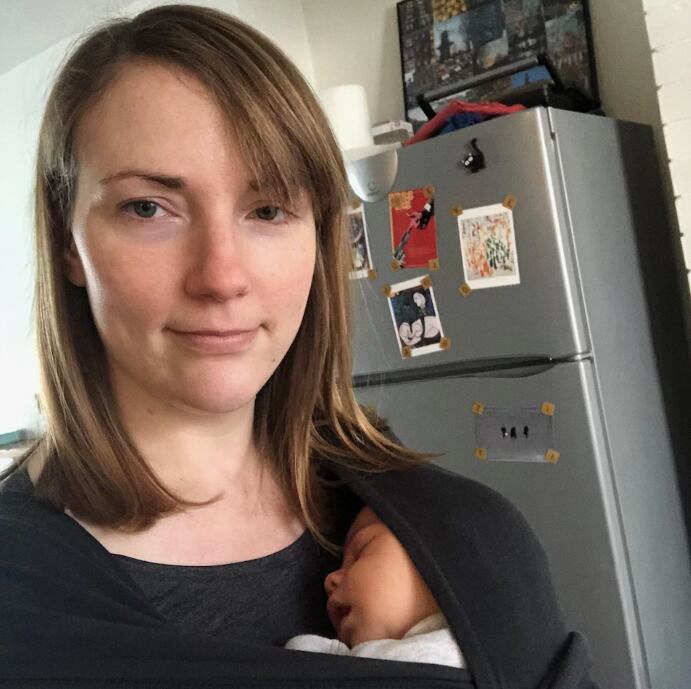 Rosie Taylor y su bebé recién nacido en 2020