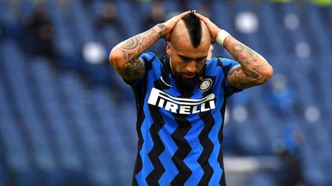 ROME, ITALY - JANUARY 10: Arturo Vidal of FC Internazionale appears dejected during the Serie A match between AS Roma and FC Internazionale at Stadio Olimpico on January 10, 2021 in Rome, Italy. (Photo by MB Media/Getty Images)