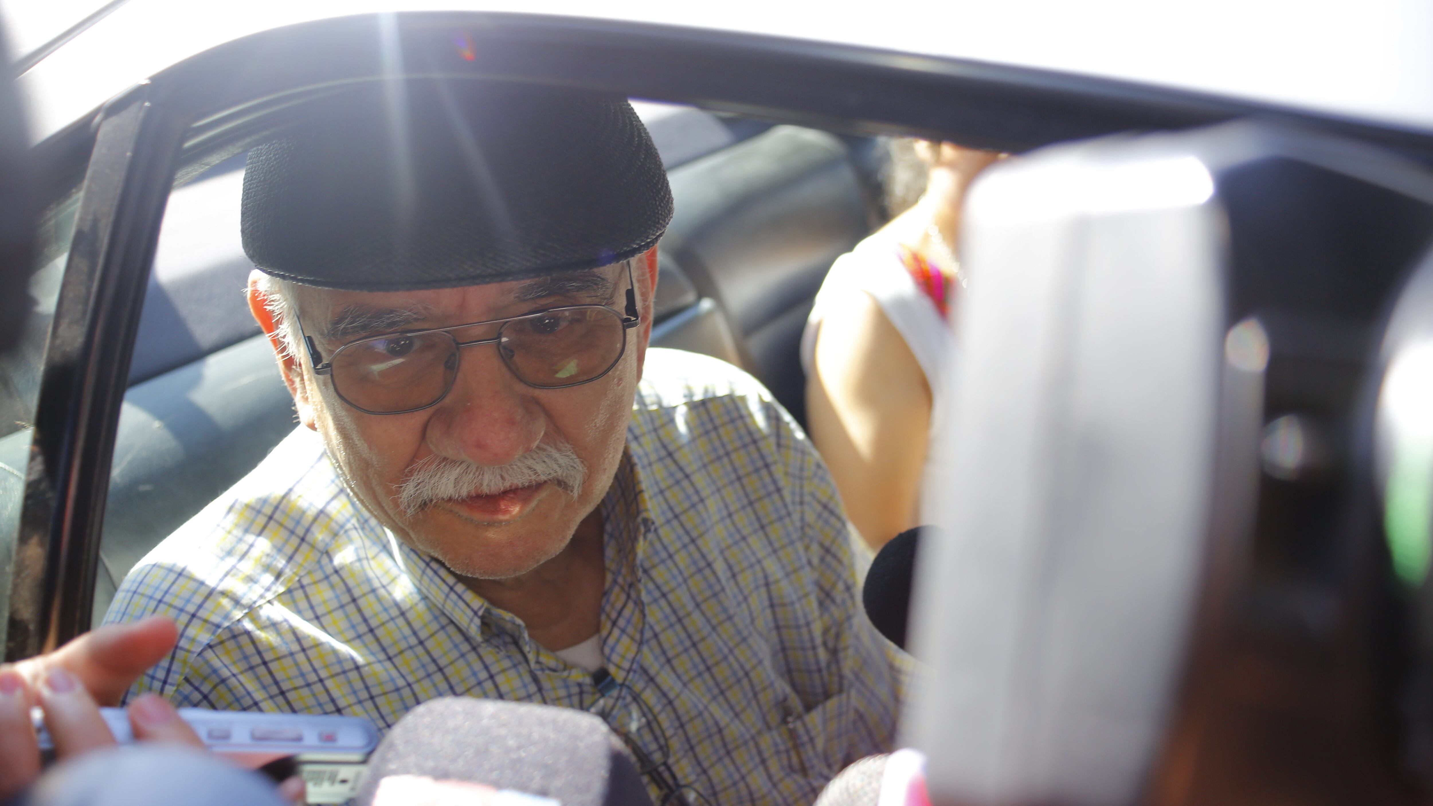 18 de Diciembre del 2018/SANTIAGO
Tito Fernandez se retira del cuartel de delitos sexuales de la PDI, luego prestar declaracin por mas de cinco en el cuartel ubicado en Williams Rebolledo, dando declaracin a la prensa a su salida.
FOTO:SEBASTIAN BROGCA/AGENCIAUNO