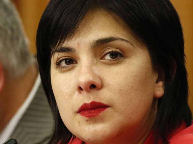 «Hay conversaciones en curso»: Karol Cariola aclara polémica sobre acuerdo por presidencia de la Cámara