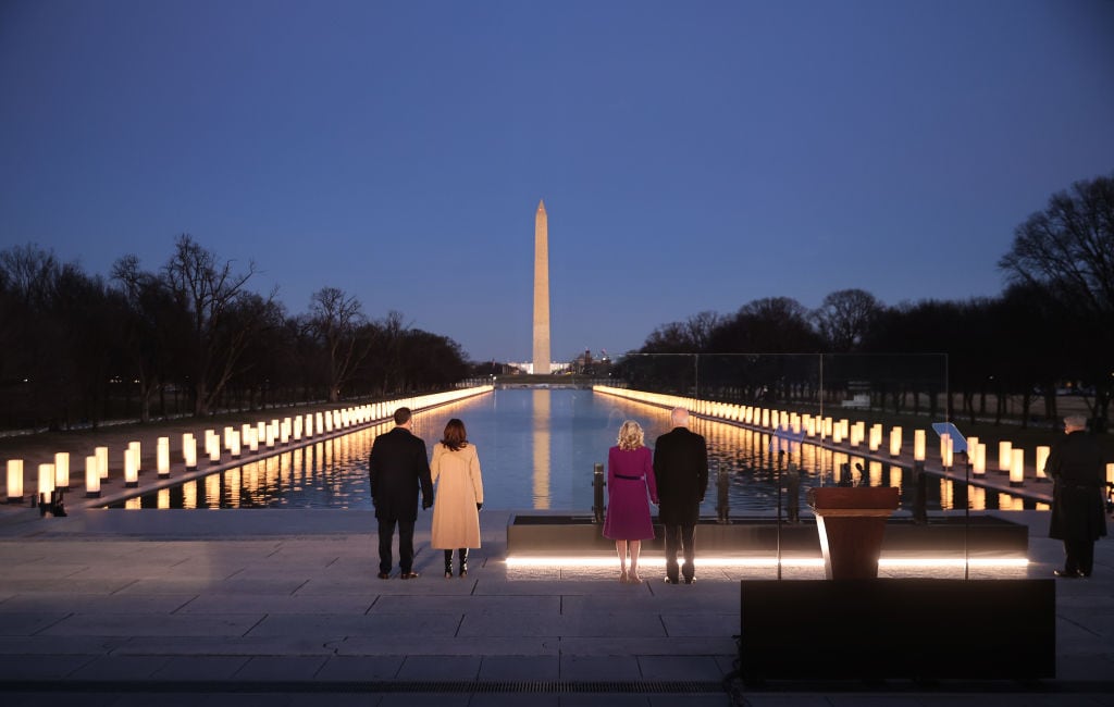 Biden y Harris recordaron a las víctimas del Covid-19 en Washington