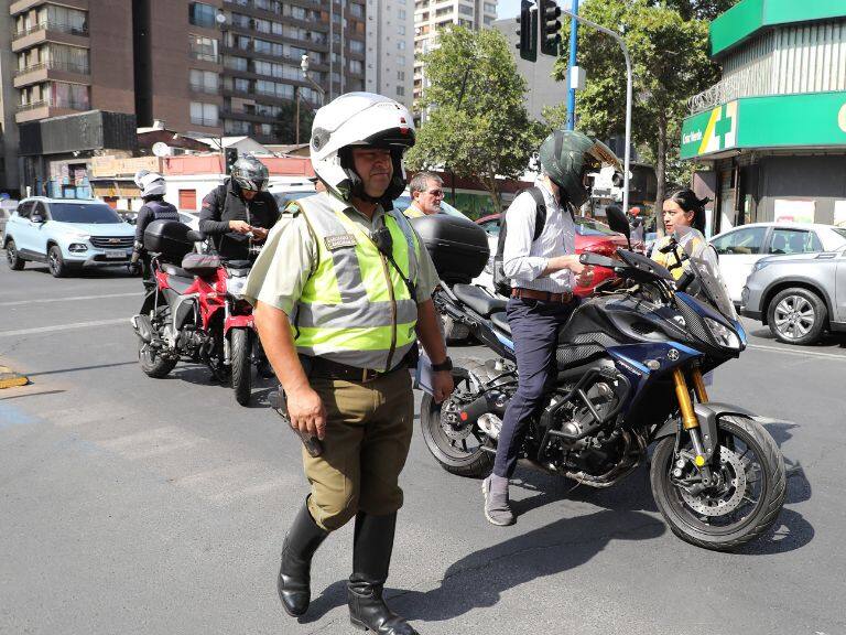fiscalización - carabineros desenfunda arma