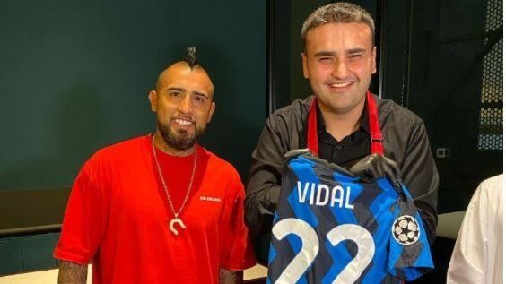 La excéntrica cena de Arturo Vidal durante sus vacaciones en Dubai
