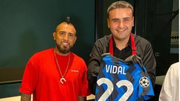 La excéntrica cena de Arturo Vidal durante sus vacaciones en Dubai