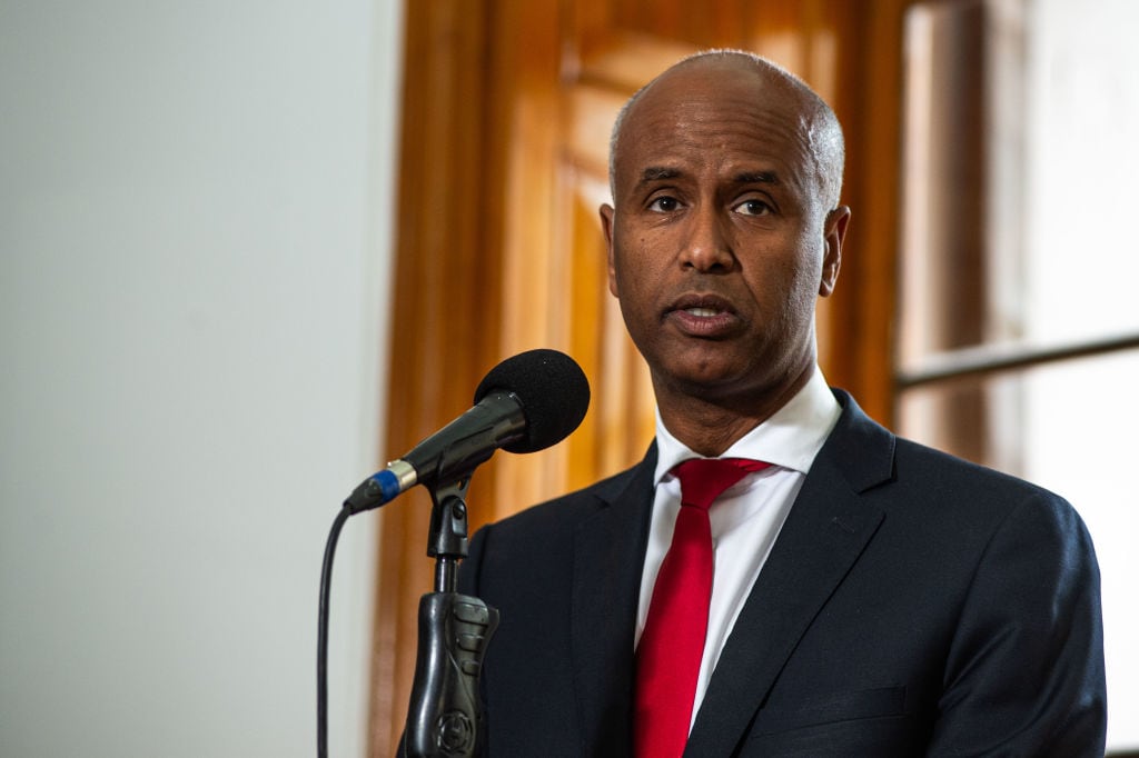 El ministro de desarrollo internacional de Canadá, Ahmed Hussen, habla durante un evento oficial en la ciudad de Ottawa.