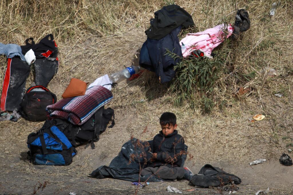 En Ciudad Juárez de México un niño migrante espera para cruzar la frontera hacia Estados Unidos.