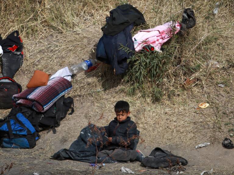 En Ciudad Juárez de México un niño migrante espera para cruzar la frontera hacia Estados Unidos.