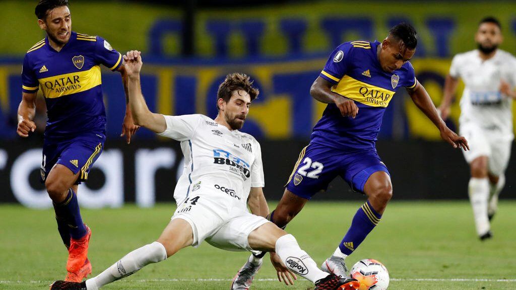 BUENOS AIRES, ARGENTINA - JANUARY 06: Sebastián Villa of Boca Juniors fights for the ball with Luan Peres of Santos during a semifinal first leg match between Boca Juniors and Santos as part of Copa CONMEBOL Libertadores 2020 at Estadio Alberto J. Armando on January 06, 2021 in Buenos Aires, Argentina. (Photo by Agustin Marcarian-Pool/Getty Images)