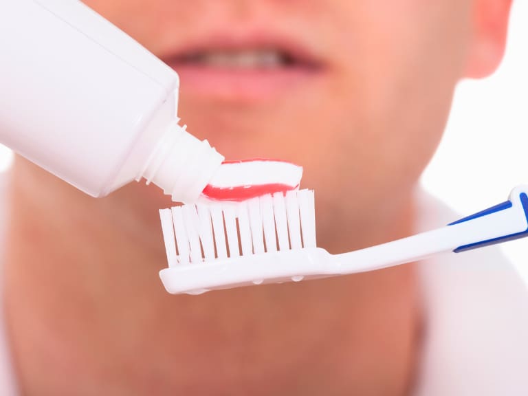 Si te sucede esto, debes botar tu cepillo de dientes aunque esté nuevo, advierte un experto