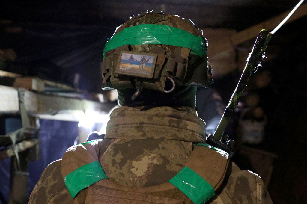 Soldado de Ucrania descansa en medio de la ofensiva rusa en Bajmut
