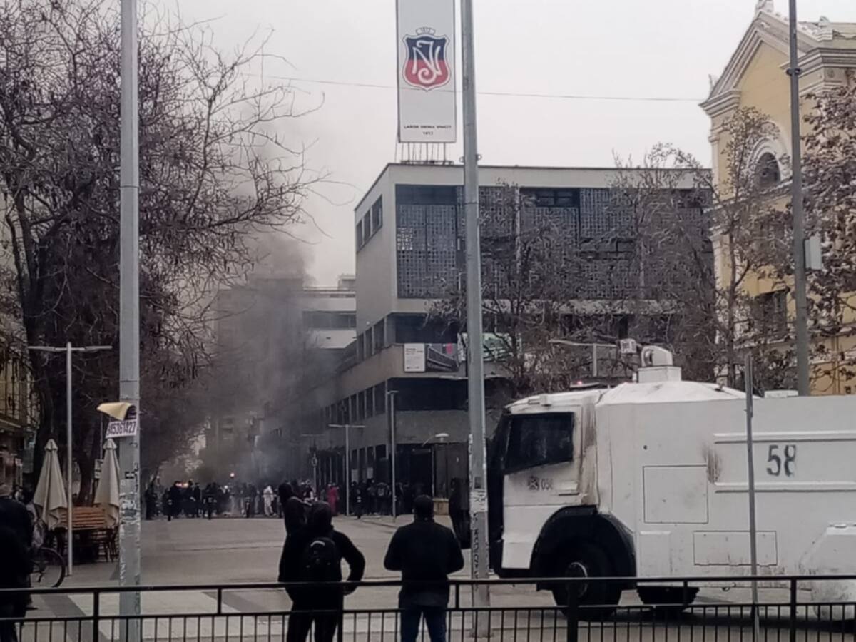 Incidentes en Instituto Nacional: encapuchados lanzan bombas molotov y encienden barricadas