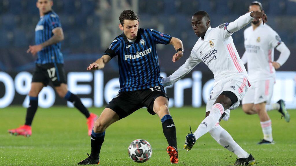 BERGAMO, ITALY - FEBRUARY 24: Marten De Roon of Atalanta B.C. is tackled by Ferland Mendy of Real Madrid during the UEFA Champions League Round of 16 match between Atalanta and Real Madrid at Gewiss Stadium on February 24, 2021 in Bergamo, Italy. Sporting stadiums around Italy remain under strict restrictions due to the Coronavirus Pandemic as Government social distancing laws prohibit fans inside venues resulting in games being played behind closed doors. (Photo by Emilio Andreoli/Getty Images)