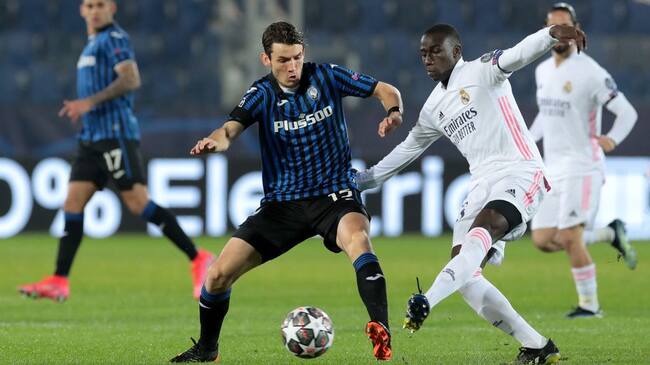 BERGAMO, ITALY - FEBRUARY 24: Marten De Roon of Atalanta B.C. is tackled by Ferland Mendy of Real Madrid during the UEFA Champions League Round of 16 match between Atalanta and Real Madrid at Gewiss Stadium on February 24, 2021 in Bergamo, Italy. Sporting stadiums around Italy remain under strict restrictions due to the Coronavirus Pandemic as Government social distancing laws prohibit fans inside venues resulting in games being played behind closed doors. (Photo by Emilio Andreoli/Getty Images)