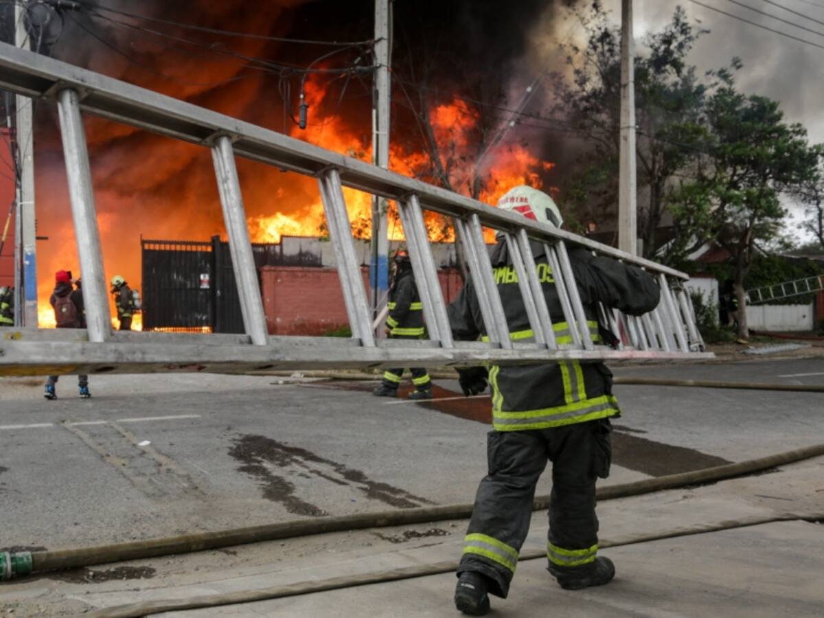Niño de 8 años pierde la vida en incendio que afectó a dos viviendas en Antofagasta