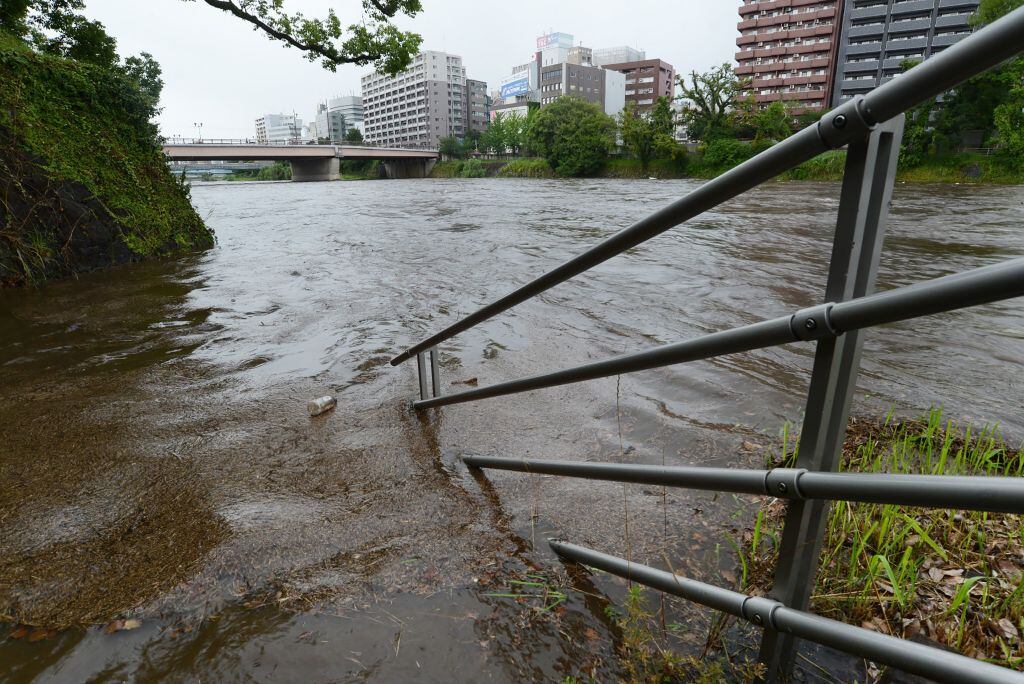 La lluvia trae la crecida del río Shirakawa en la ciudad de Kumamoto en Japón