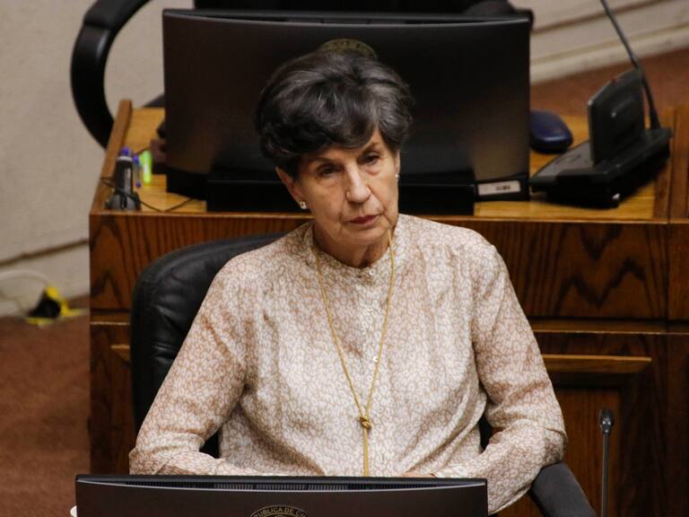 Senadora Isabel Allende guarda silencio ante Fiscalía por investigación por la fallida compra de su padre Salvador
