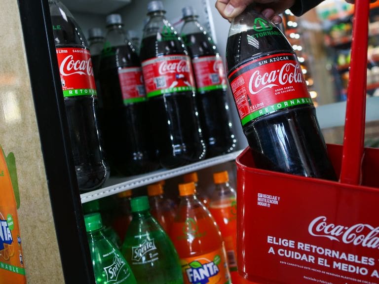 coca cola - 80 años - uso plásticos