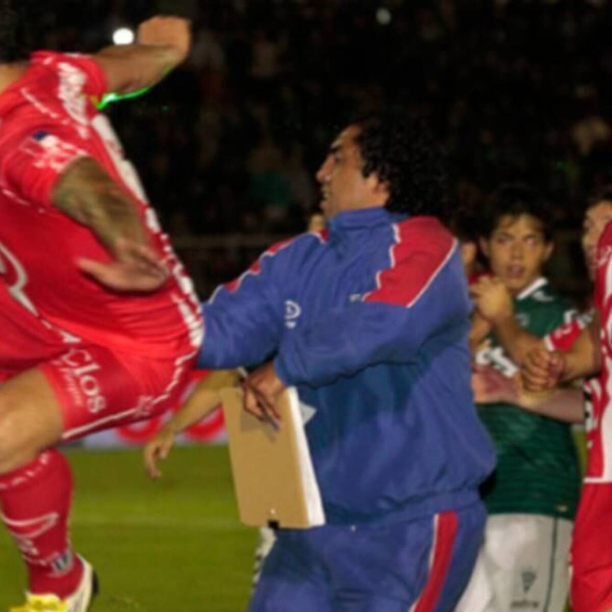 Sufrió una de las patadas más impactantes del fútbol chileno y así recuerda el episodio: “Tenía el ego y el orgullo en el piso”