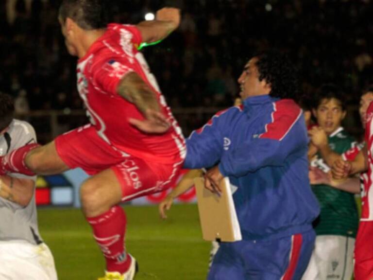 Sufrió una de las patadas más impactantes del fútbol chileno y así recuerda el episodio: “Tenía el ego y el orgullo en el piso”