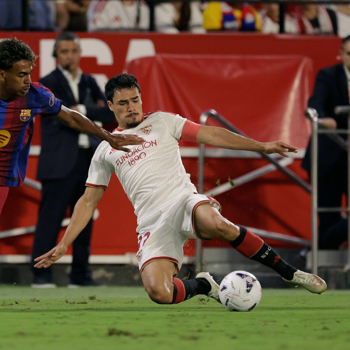 Gabriel Suazo y Sevilla asustaron al Barcelona, pero la reacción catalana fue implacable