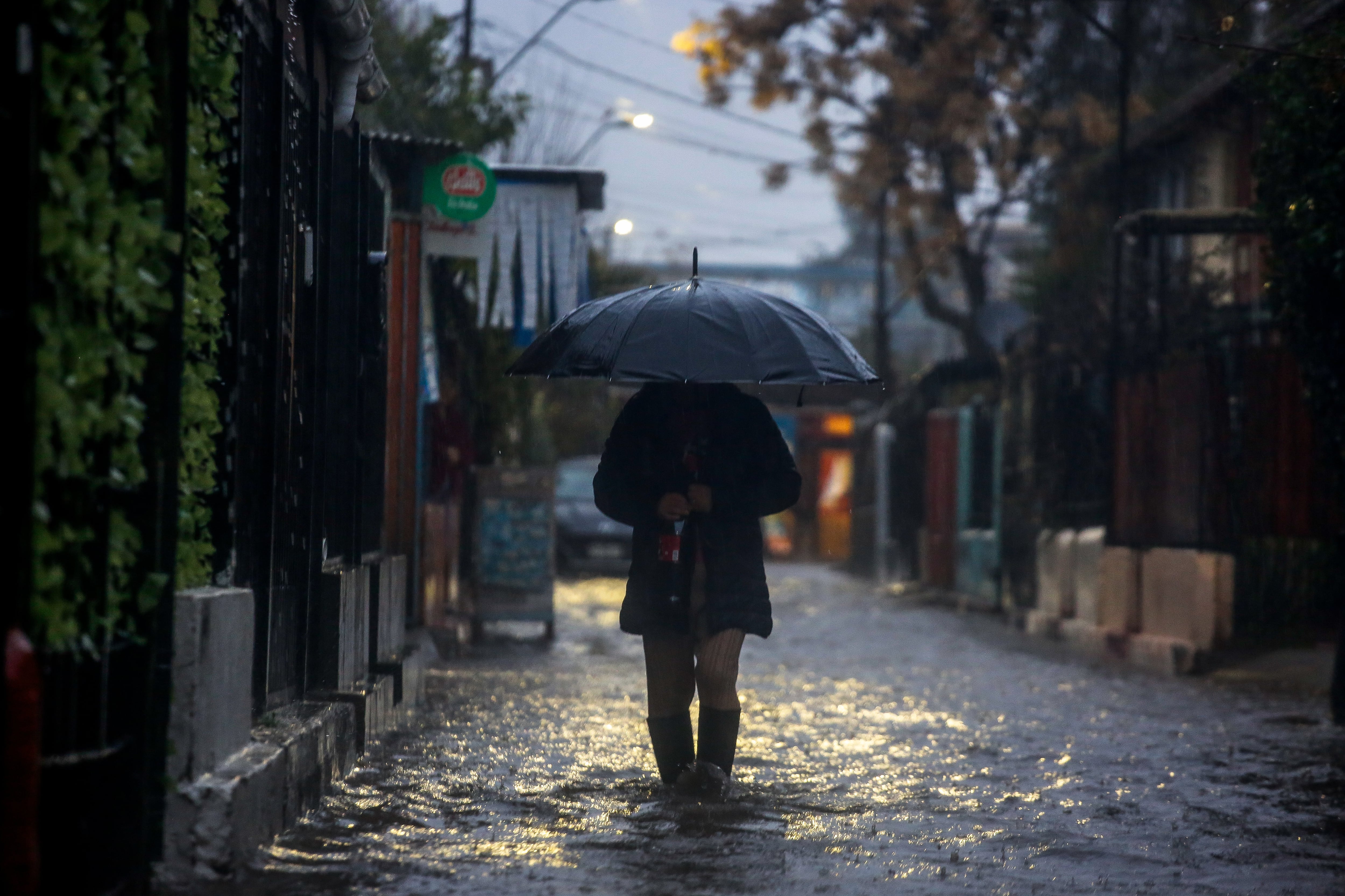 Lluvia en Santiago hoy: ¿A qué hora termina y cuántos milímetros caerán por el sistema frontal?