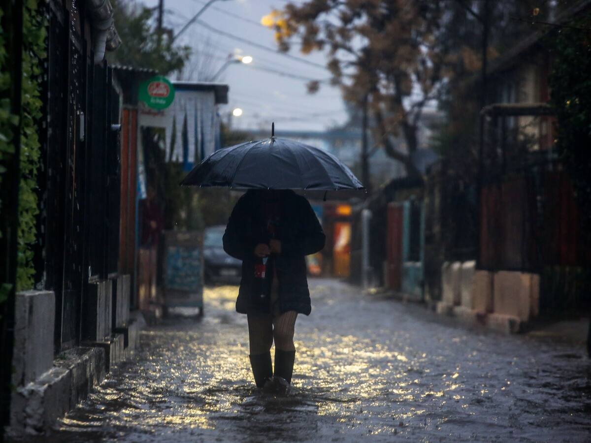Lluvia en Santiago hoy: ¿A qué hora termina y cuántos milímetros caerán por el sistema frontal?