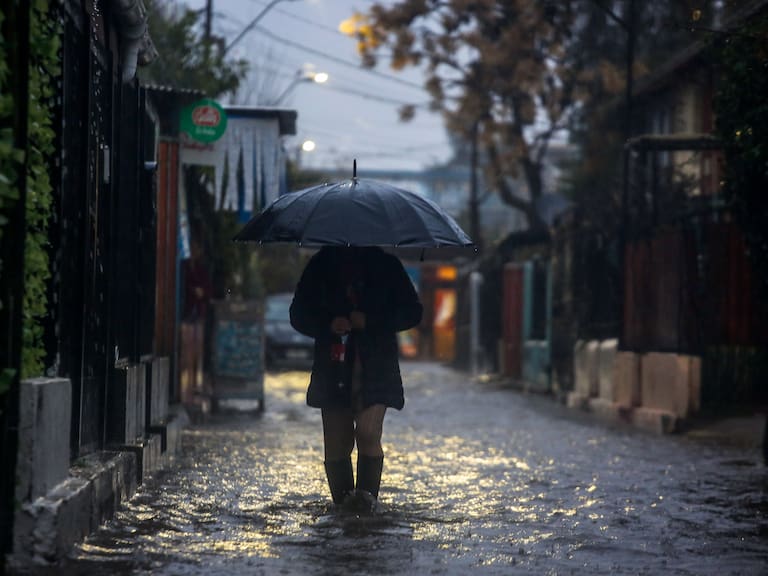 Lluvia en Santiago hoy: ¿A qué hora termina y cuántos milímetros caerán por el sistema frontal?