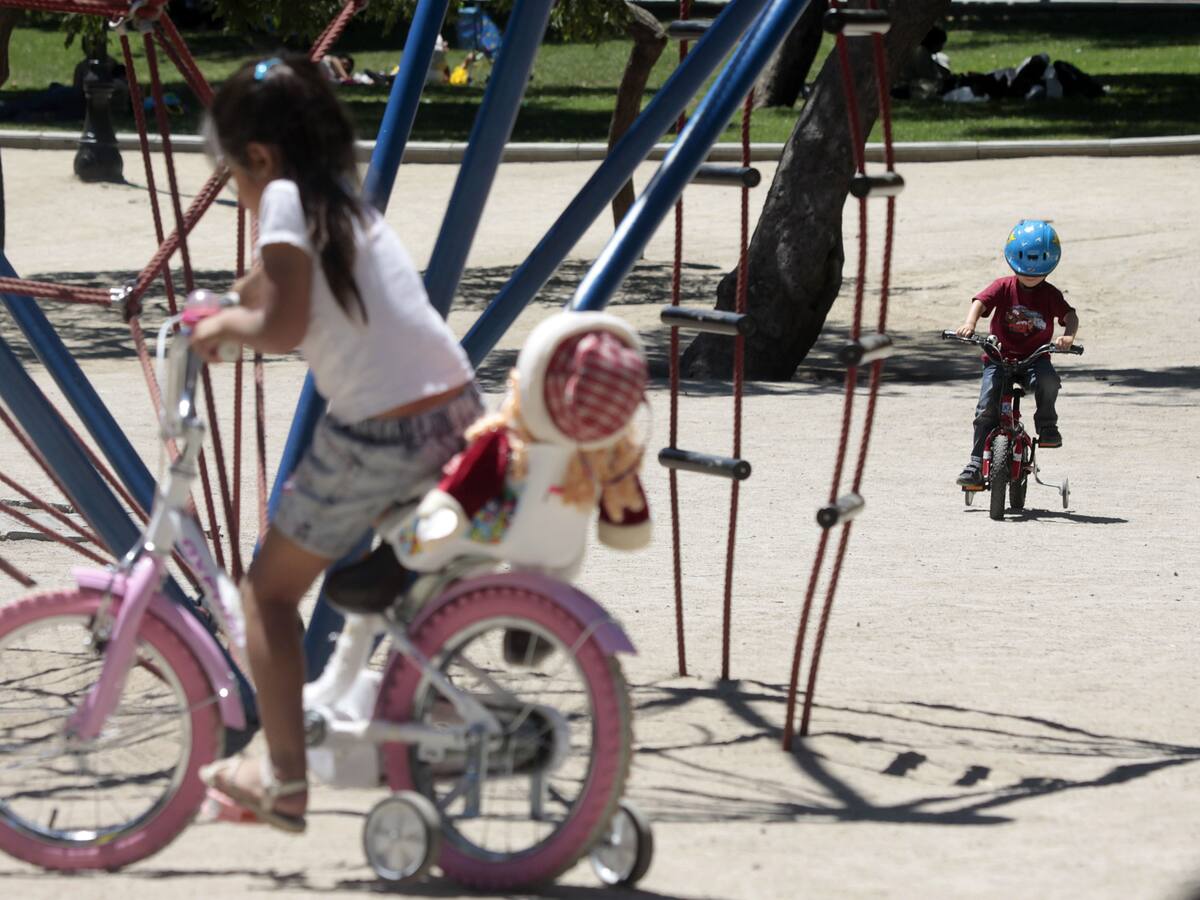 Autoridades dan recomendaciones para regalar bicicletas, scooters, patines y skates seguros en Navidad: en qué hay que fijarse