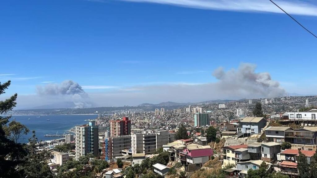 Onemi declara Alerta Roja para Quintero por incendio forestal