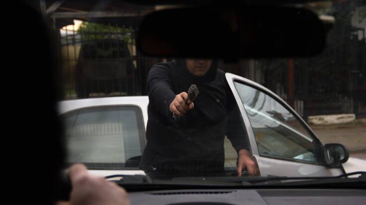 Lo intimidaron con armas de fuego: hombre es víctima de violento portonazo en Las Condes