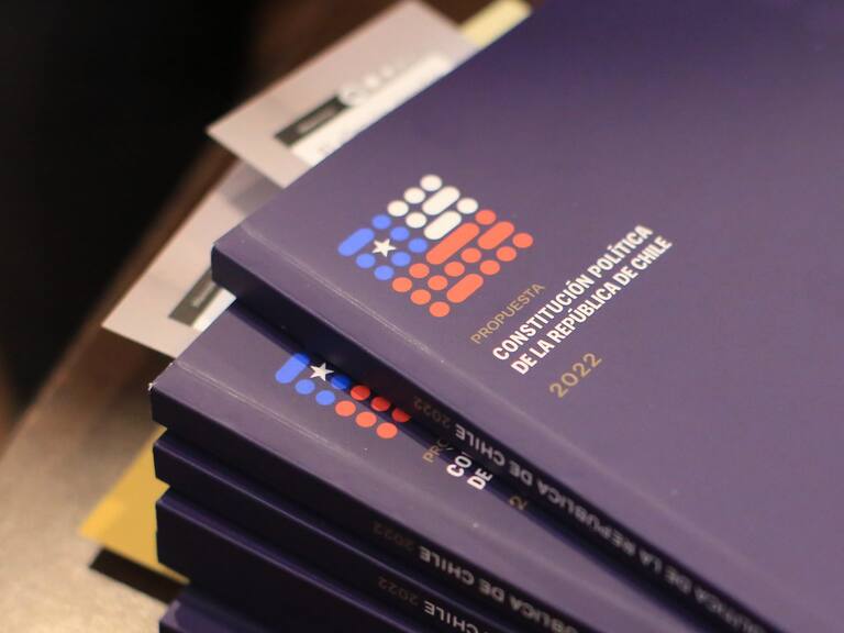 03 de Julio 2022/SANTIAGOLas personas acuden a la librería LOM en el centro de Santiago para comprar una copia de la propuesta de la nueva constitución.
FOTO: LUKAS SOLIS/AGENCIAUNO