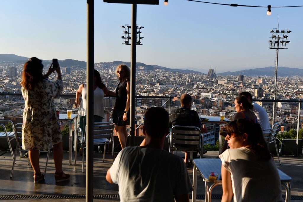 Turistas disfrutan los bares de Cataluña