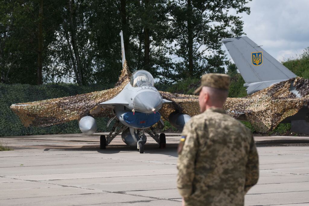 El primer avión de combate F-16 que recibe Ucrania para su guerra con Rusia.