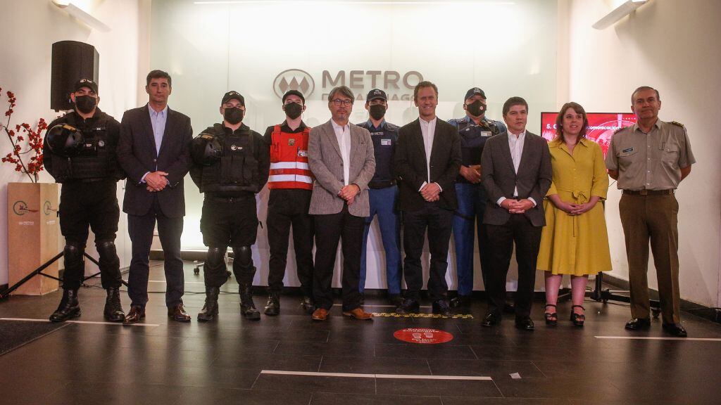 Las autoridades en la presentación del nuevo plan de seguridad. / Agencia Uno.