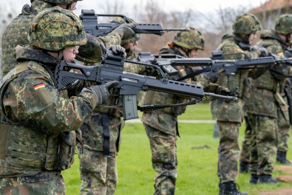 Soldados de Alemania reciben entrenamiento en el uso del rifle de asalto G36 en la Escuela Técnica Naval (MTS) en el municipio de Parow.