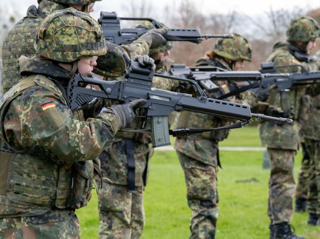 Soldados de Alemania reciben entrenamiento en el uso del rifle de asalto G36 en la Escuela Técnica Naval (MTS) en el municipio de Parow.