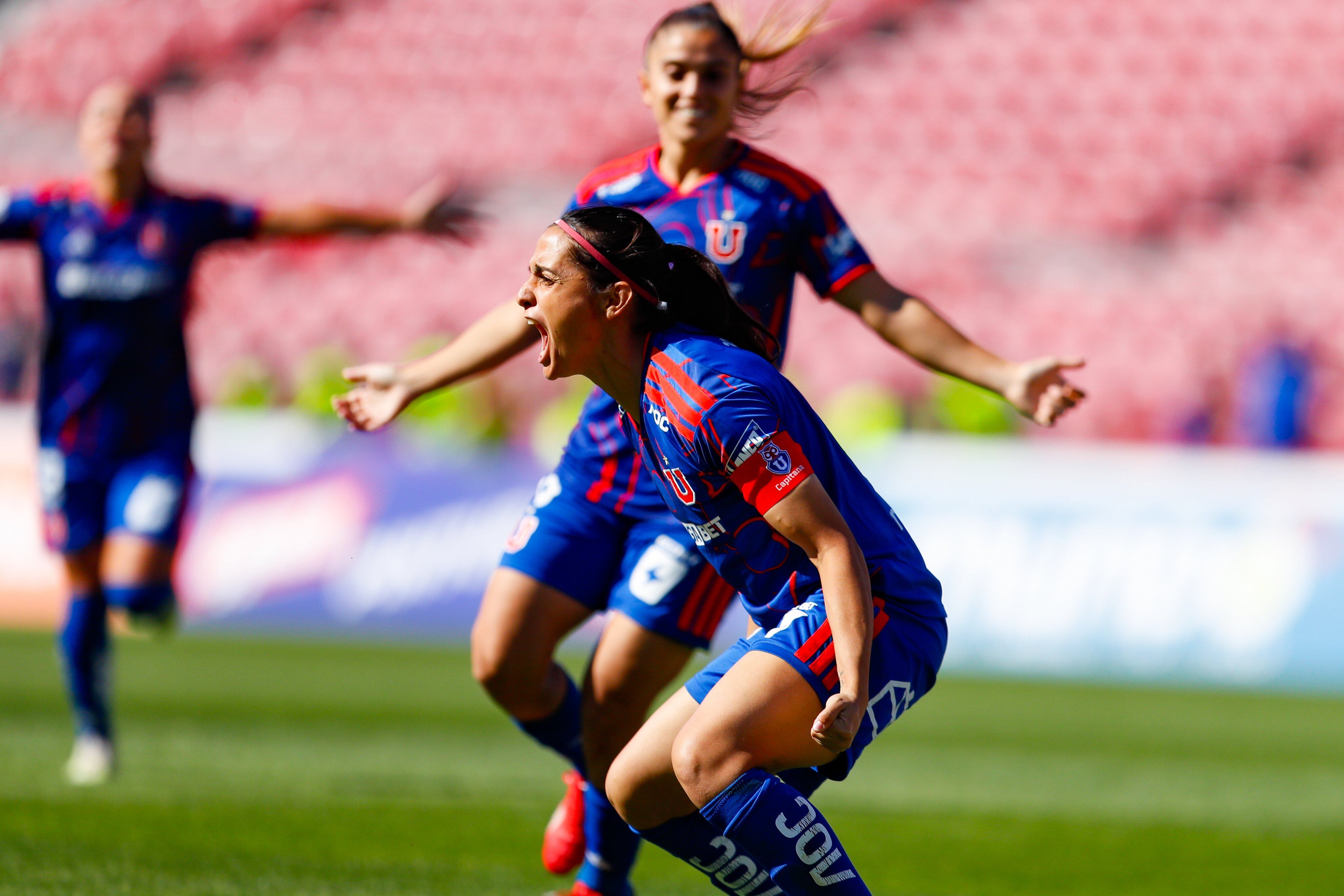 Daniela Zamora, capitana y goleadora de las leonas