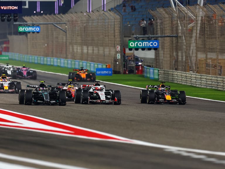 BAHRAIN, BAHRAIN - FEBRUARY 19: Andrea Kimi Antonelli of Italy driving the (12) Mercedes AMG Petronas F1 Team W17 leads Esteban Ocon of France driving the (31) Haas F1 VF-26 Ferrari Max Verstappen of the Netherlands driving the (3) Oracle Red Bull Racing RB22 Red Bull Ford Lewis Hamilton of Great Britain driving the (44) Scuderia Ferrari SF-26 and others as they practice their race start procedures during day two of F1 Testing at Bahrain International Circuit on February 19, 2026 in Bahrain, Bahrain. (Photo by Joe Portlock/Getty Images)