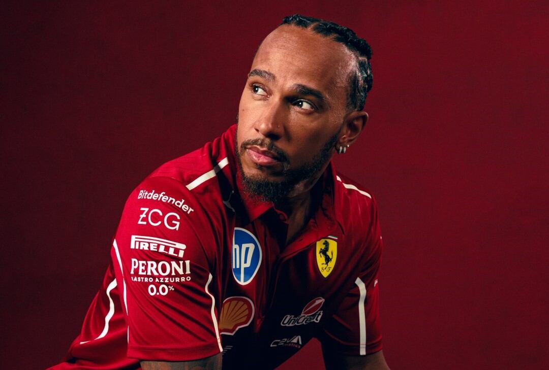 Lewis Hamilton se lució modelando la nueva indumentaria de Ferrari para el 2025 | X: Scuderia Ferrari