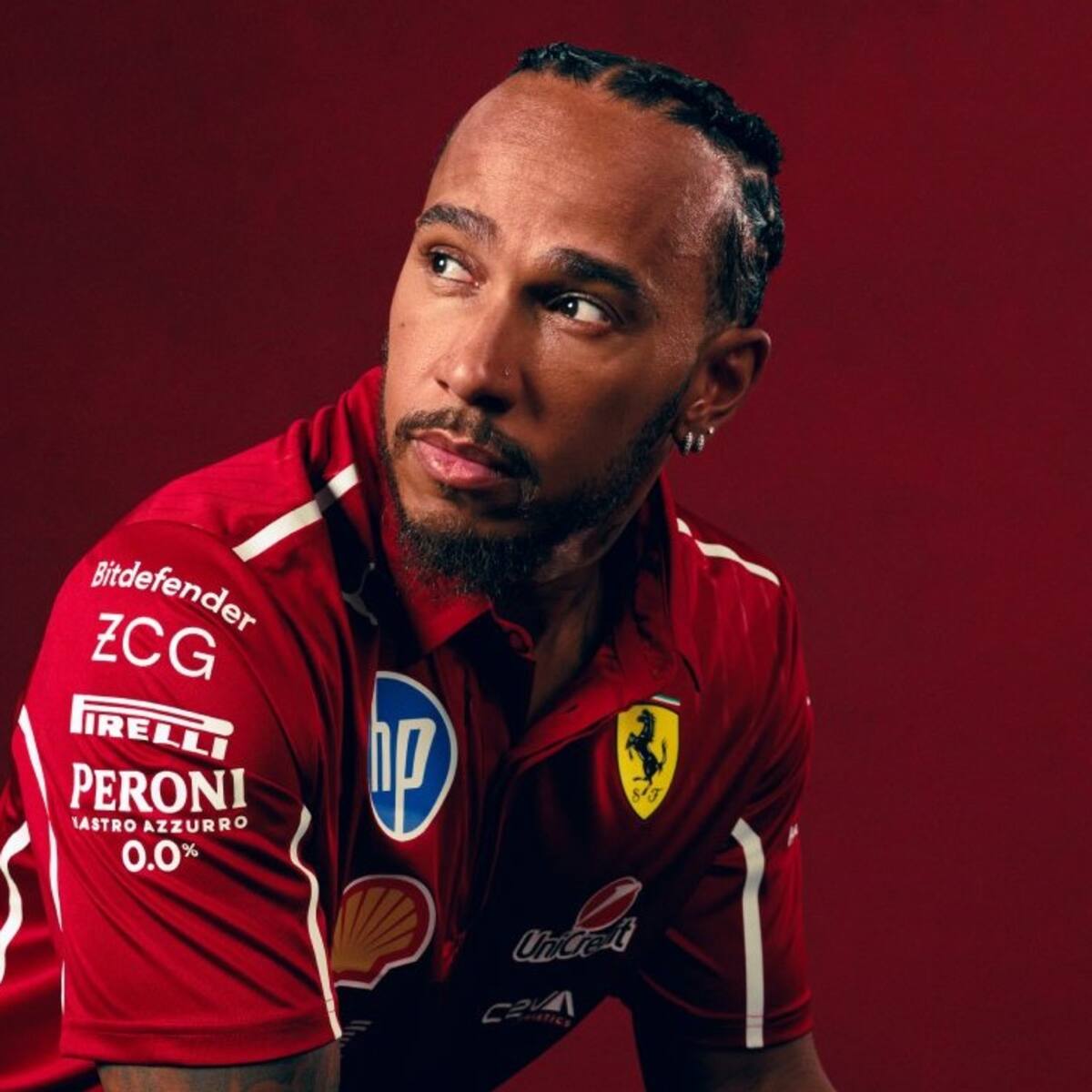 Hay que acostumbrarse: Lewis Hamilton se lució modelando la nueva indumentaria de Ferrari para el 2025