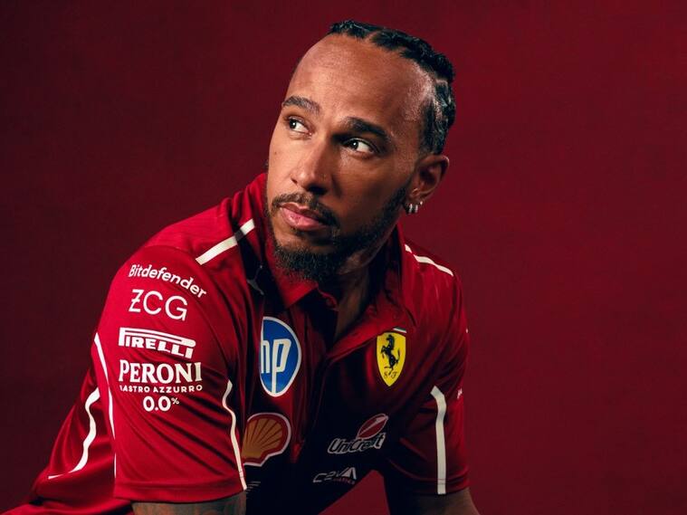 Lewis Hamilton se lució modelando la nueva indumentaria de Ferrari para el 2025 | X: Scuderia Ferrari