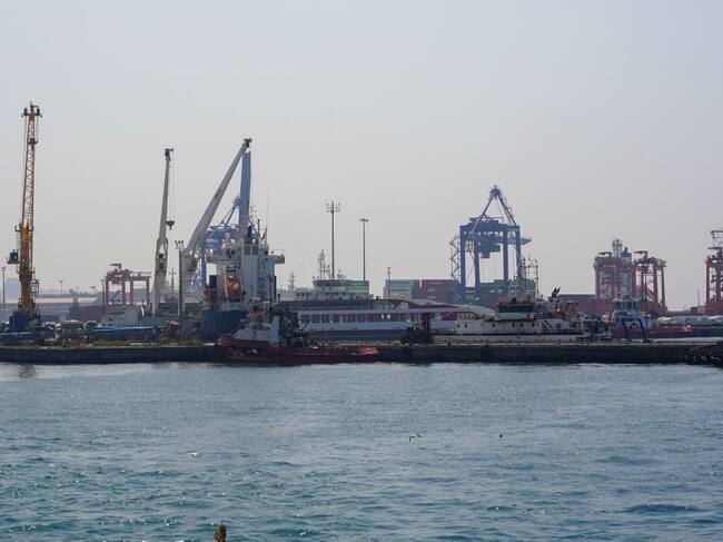 Una zona de carga y descarga en el puerto de Estambul en Turquía.