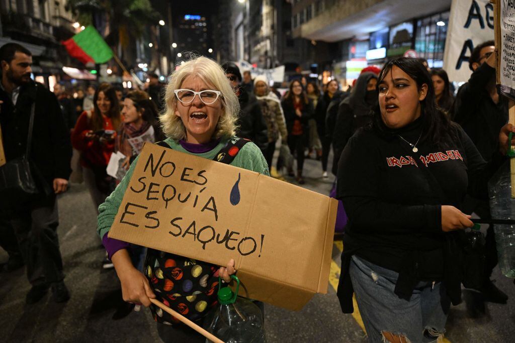 Manifestación por el agua en las calles de Montevideo de Uruguay