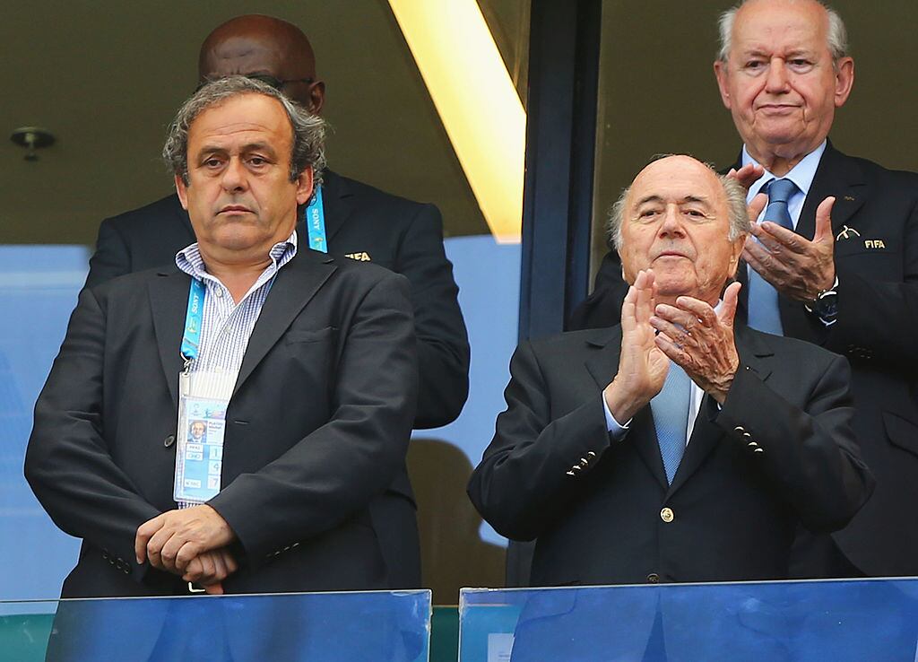 Michel Platini y Joseph Blatter observan un partido del Mundial de Brasil 2014