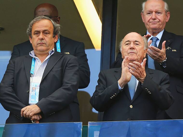 Michel Platini y Joseph Blatter observan un partido del Mundial de Brasil 2014