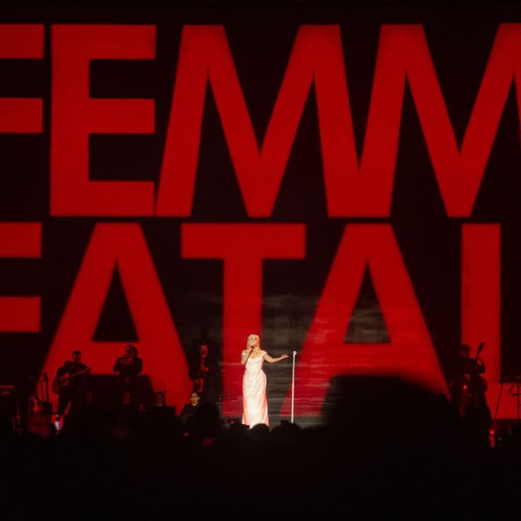 Mon Laferte convierte el Movistar Arena en un viaje de drama, pasión y teatralidad con su Femme Fatale Tour