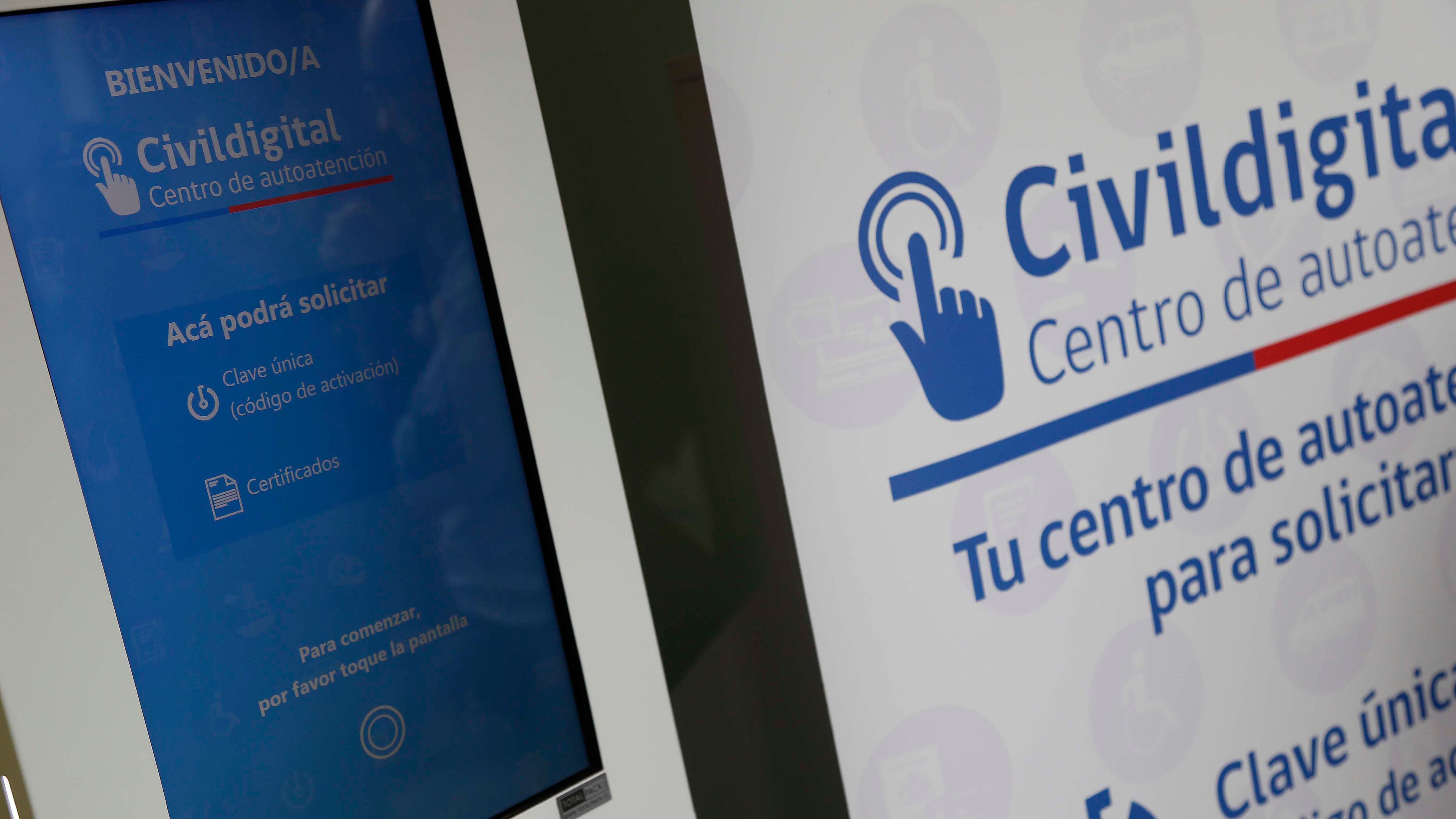 01 de abril de 2016/SANTIAGOEl director nacional del Registro Civil de Identificación, Luis Acevedo, y la alcaldesa de Peñalolén, Carolina Leitao, presentan un nuevo servicio de autoatención digital, Civildigital, que permitirá obtener clave única y certificados sin acudir a una oficina del SRCeI. Este proyecto piloto hace su debut en la comuna de Peñalolén
FOTO:RAFA MARTINEZ/AGENCIAUNO.