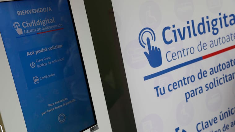 01 de abril de 2016/SANTIAGOEl director nacional del Registro Civil de Identificación, Luis Acevedo, y la alcaldesa de Peñalolén, Carolina Leitao, presentan un nuevo servicio de autoatención digital, Civildigital, que permitirá obtener clave única y certificados sin acudir a una oficina del SRCeI. Este proyecto piloto hace su debut en la comuna de Peñalolén
FOTO:RAFA MARTINEZ/AGENCIAUNO.