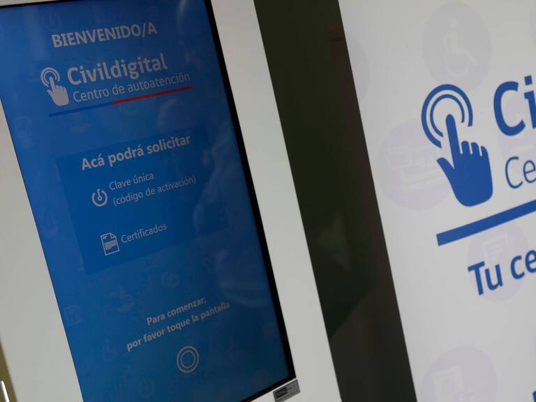 01 de abril de 2016/SANTIAGOEl director nacional del Registro Civil de Identificación, Luis Acevedo, y la alcaldesa de Peñalolén, Carolina Leitao, presentan un nuevo servicio de autoatención digital, Civildigital, que permitirá obtener clave única y certificados sin acudir a una oficina del SRCeI. Este proyecto piloto hace su debut en la comuna de Peñalolén
FOTO:RAFA MARTINEZ/AGENCIAUNO.